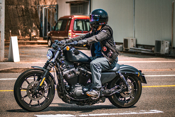 Al Khubaizi Kuwait vs. Traditional Motorcycle Gloves: Elevate Your City Commuting Experience